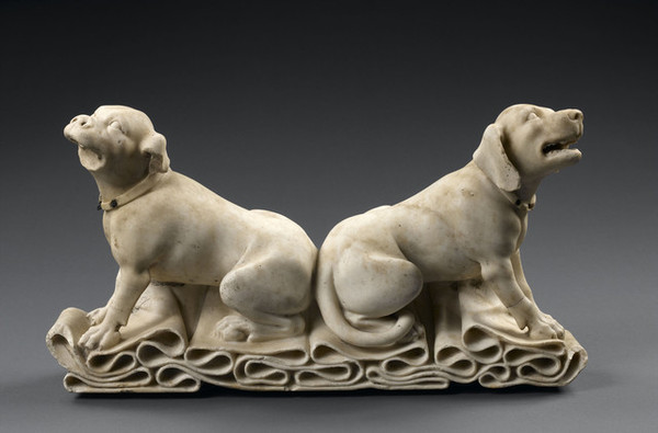 Fragmenty sochárskej  výzdoby náhrobku: psy Francúzsko, 14. storočie. Mramor; 25 × 48 × 11 cm; 23 × 34 × 11 cm Zbierka Du Sommer
