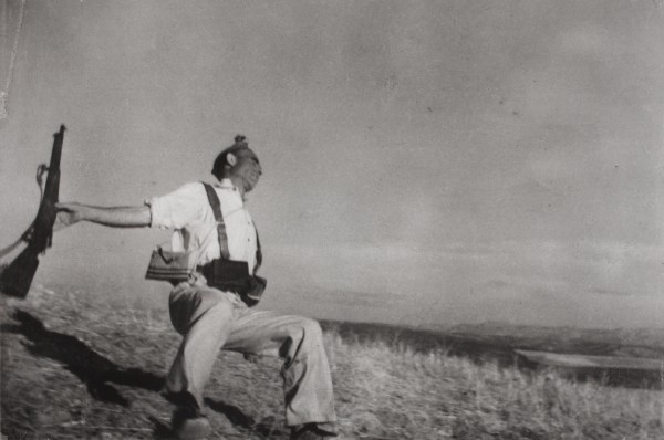 Robert Capa: Smrť španielskeho republikána. Neďaleko Cerro Muriano (Front pri Cordobe). 5. september 1936. Zbierka Maďarského národného múzea.