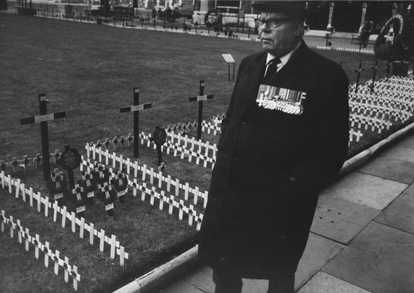  Karol Kállay: Londýn. Veterán na vojnovom cintoríne. 1966