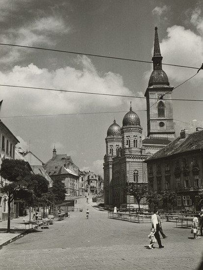 Pavol Poljak: Pohľad na Kostol sv. Mikuláša, synagógu a Dóm sv. Martina z Rybného námestia v Bratislave (1940/1940)