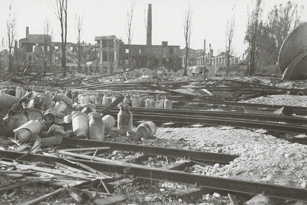 Pavol Poljak: Bratislava. Rafinéria Apollo a prístav po bombardovaní II. (1944/1944)