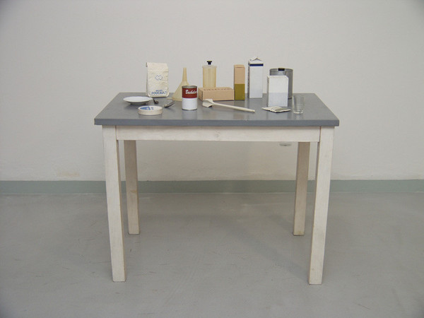 Roman Ondák: Sýty stôl (20. storočie, koniec, 1997)