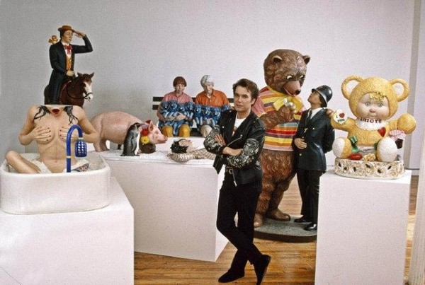 Thomas Hoepker - Jeff Koons s kolekciou svojich sôch, 1989.jpg
