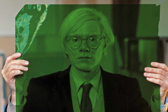 Thomas Hoepker - Andy Warhol vo svojej Factory, New York. 1981.jpg
