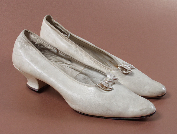 Stredoeurópsky autor: Biele svadobné topánky. 1900 – 1910