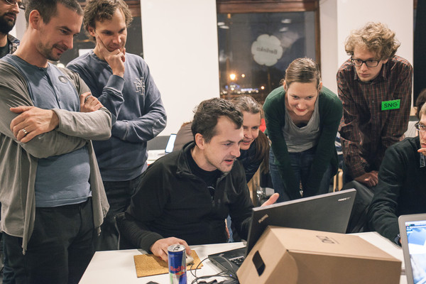 Porota posudzuje víťazný projekt Zdena Hlinku na SNG Hackathone 2014. FOTO: Anton Kajan