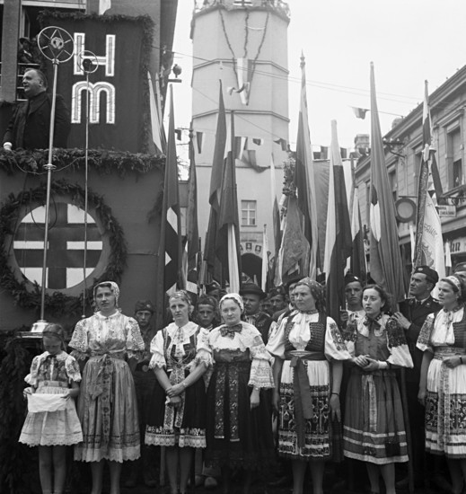 Z prehliadky Hlinkovej mládeže v Trenčíne. Jozef Tiso pri prejave (autor neznámy). 1939. Slovenský národný archív, Bratislava – fond STK