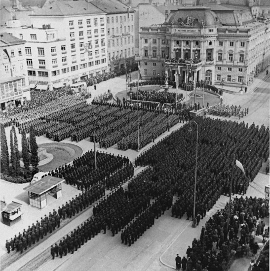 Ladislav Roller – Jozef Teslík: Oslavy štátneho sviatku v Bratislave. Na námestí sú zoradení členovia Hlinkovej gardy a slovenskej armády. 14. 3. 1941. Slovenský národný archív, Bratislava – fond STK