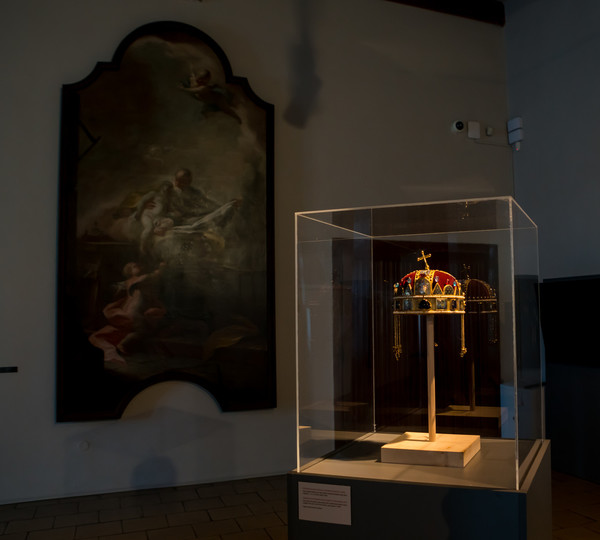 Kópia Svätoštefanskej koruny (11.-12. st.) v expozícii výstavy Dedičstvo Karola Veľkého, foto: P. Albert