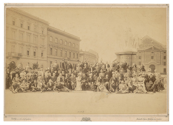 Fotografia skupinového portrétu zo slávnostného odhalenia pamätníka Márie Terézie, v strede Ján Fadrusz so svojou manželkou sochárkou Annou Deréky. 1897. Osobný fond Jána Fadrusza, AVU SNG